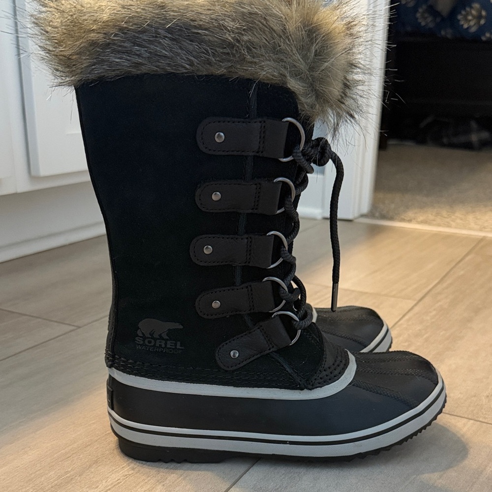 Sorel Black and Tan Fur-Trimmed Boots
